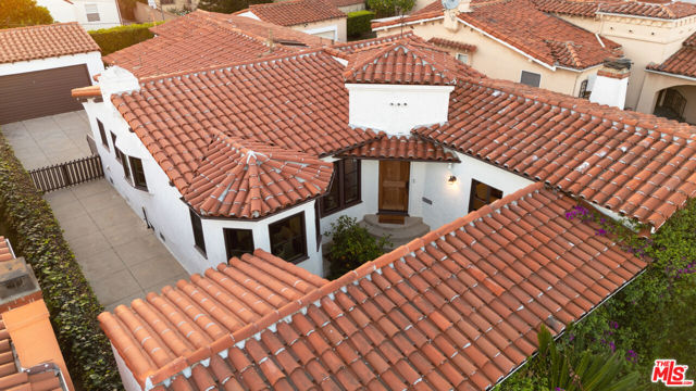 3975 Sutro Avenue, Los Angeles CA: https://media.crmls.org/mediaz/dfa970b8-cfe4-4d37-891e-3c07ee67fa91.jpg