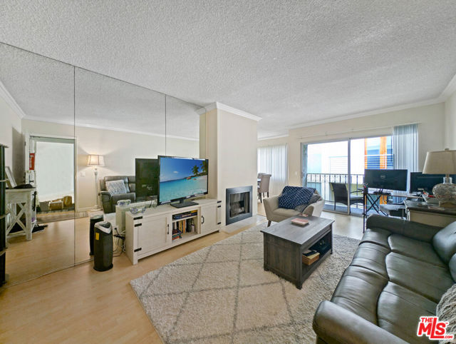 1538 11th Street, Santa Monica CA: https://media.crmls.org/mediaz/dfaa9d94-15fe-4049-b492-5573d3d652db.jpg