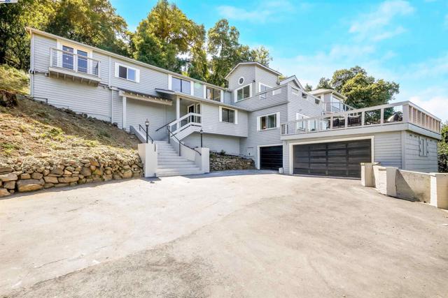 102 Castlewood Dr, Pleasanton CA: https://media.crmls.org/mediaz/dfaaceb2-0c36-4238-b265-0e340f4cdec0.jpg
