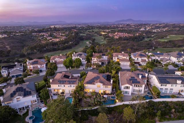 5255 Greenwillow Ln, San Diego CA: https://media.crmls.org/mediaz/dfab344e-72f6-40ef-a0dd-26755208e72e.jpg