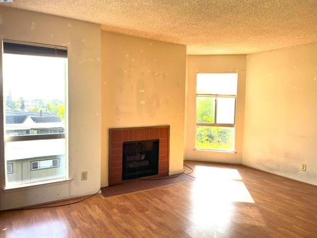 3751 Harrison St, Oakland CA: https://media.crmls.org/mediaz/dfac22c5-0e6e-4a73-8d85-44d75f729c63.jpg