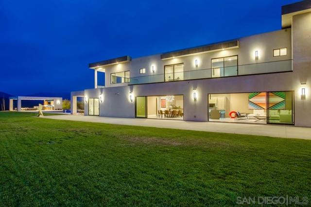 2885 Gate Three Place, Chula Vista CA: https://media.crmls.org/mediaz/dfac9a01-f8da-4417-91ba-c07599fd71b3.jpg