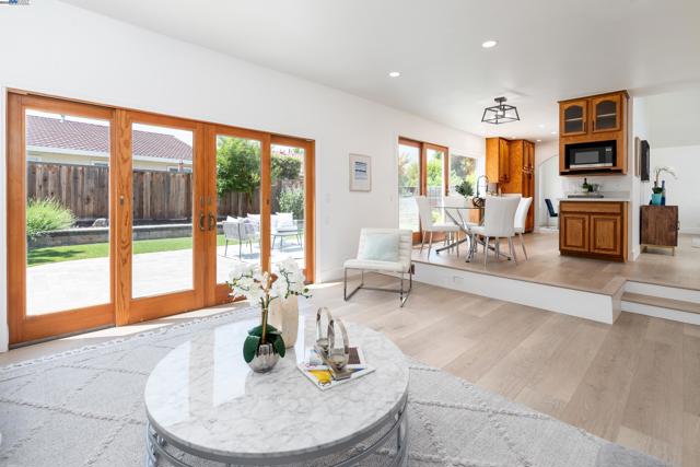 4406 Sugarland Ct, Concord CA: https://media.crmls.org/mediaz/dfad287b-e5e7-4b76-905e-b086a09aaf44.jpg