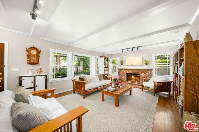 4963 Haskell Avenue, Encino CA: https://media.crmls.org/mediaz/dfae2cb1-8160-4b28-97ac-e9f53059e09b.jpg
