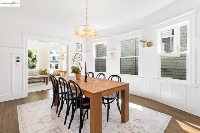 824 Arlington Avenue, Oakland CA: https://media.crmls.org/mediaz/dfae2e91-d4de-4d5d-8718-cfff22ef9bd4.jpg