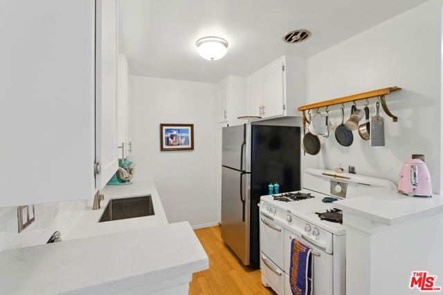 1929 Tamarind Avenue, Los Angeles CA: https://media.crmls.org/mediaz/dfae5544-6553-4ec5-91df-0930dd0a9291.jpg