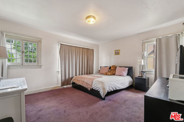 1946 S La Salle Avenue, Los Angeles CA: https://media.crmls.org/mediaz/dfaec517-60aa-4033-932f-3b0b4eec86bb.jpg