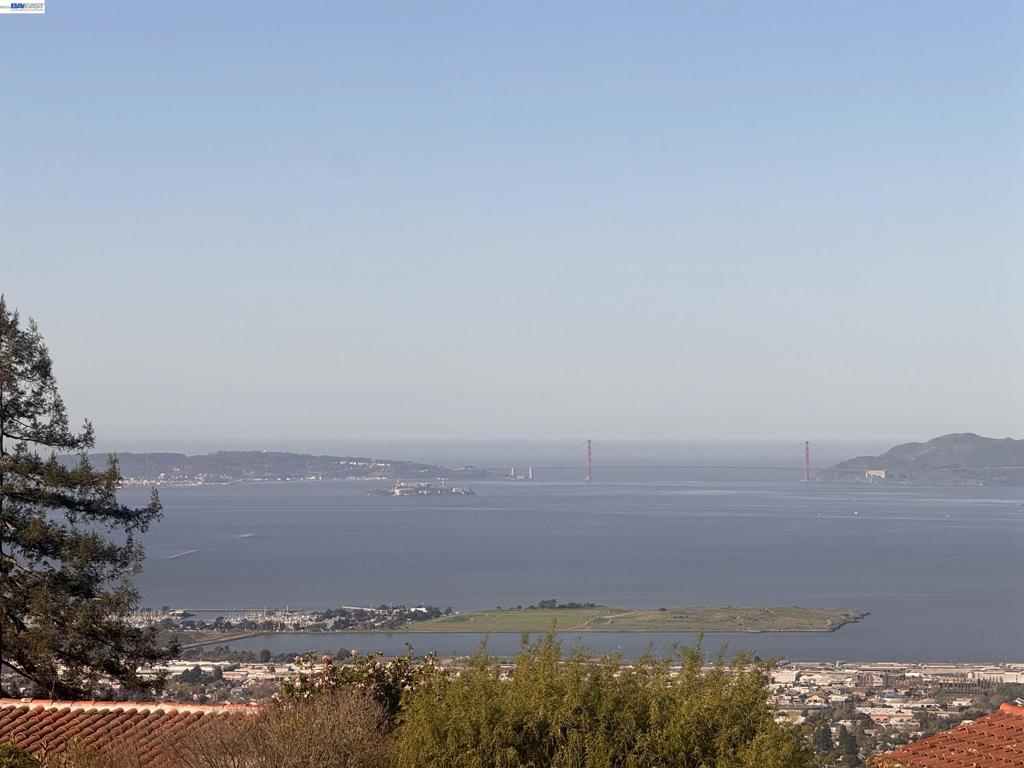 https://media.crmls.org/mediaz/dfb079cd-7fe6-4d2c-b347-9871f74dd015.jpg?preset=X-Large