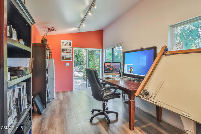 2433 Calle Narciso, Thousand Oaks CA: https://media.crmls.org/mediaz/dfb0cbb8-d079-404f-86cc-5e27d4f7a918.jpg