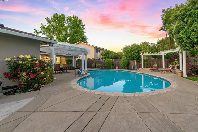 5204 Hummingbird Rd, Pleasanton CA: https://media.crmls.org/mediaz/dfb0d287-148f-4277-afe6-6ea86d4e4d4e.jpg