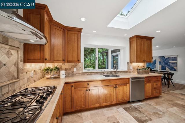 3159 Lucas Dr, Lafayette CA: https://media.crmls.org/mediaz/dfb19456-9f8d-481f-ac35-ba602a1232c1.jpg