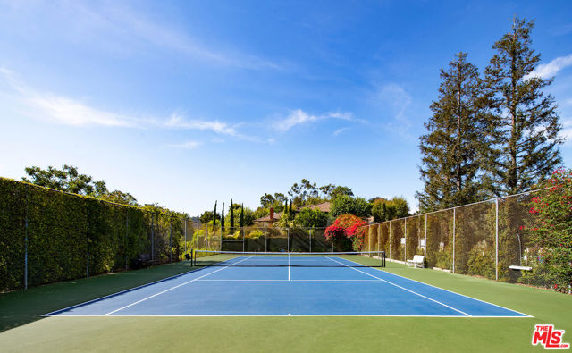 2612 Wallingford Drive, Beverly Hills CA: https://media.crmls.org/mediaz/dfb1bb47-55d0-4487-9182-d956ec661666.jpg