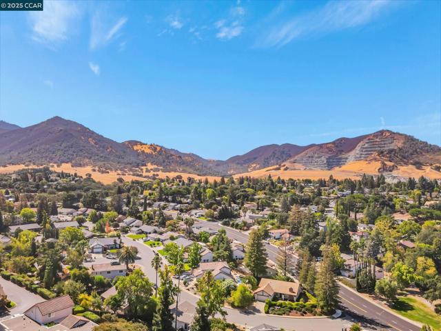4 Mt Wilson Way, Clayton CA: https://media.crmls.org/mediaz/dfb21a35-3455-44e0-a2f3-d2a80b4a022e.jpg