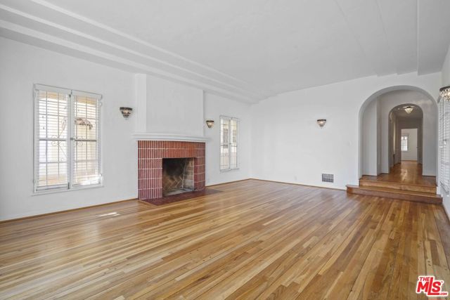 1143 S Rimpau Boulevard, Los Angeles CA: https://media.crmls.org/mediaz/dfb25945-0cb4-4ba9-b226-ddce1e40ab0f.jpg