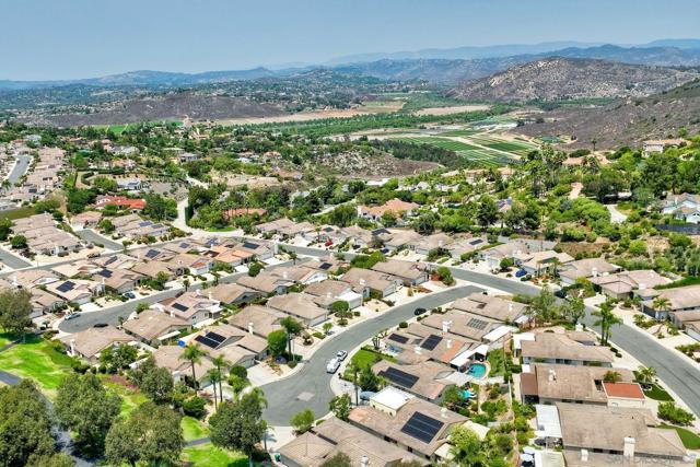 13356 Corte De Comares, San Diego CA: https://media.crmls.org/mediaz/dfb2c136-726e-4a75-874f-1e570c8df565.jpg