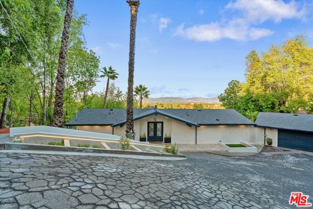 4854 Brewster Drive, Tarzana CA: https://media.crmls.org/mediaz/dfb36f22-d148-4e33-9799-58e3edb8f980.jpg