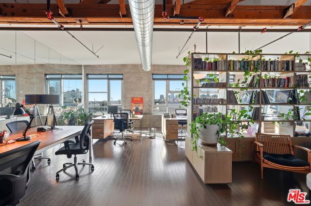 530 S Hewitt Street, Los Angeles CA: https://media.crmls.org/mediaz/dfb4b9f4-6a78-4089-be0d-fc71dbb5dbaa.jpg