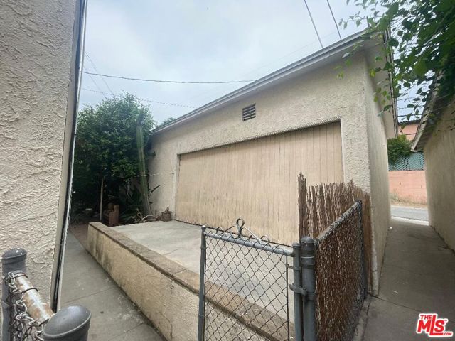 3757 Los Feliz Boulevard, Los Angeles CA: https://media.crmls.org/mediaz/dfb5132d-6b89-4f0a-bf1b-dbd0de713dcd.jpg