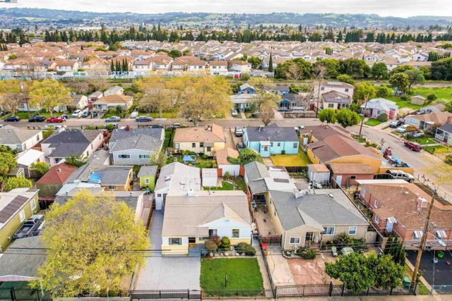 11132 Acalanes Dr, Oakland CA: https://media.crmls.org/mediaz/dfb565fa-f062-4f8d-ba32-fd4c07cd0e6a.jpg