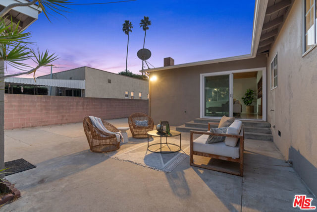 4242 Grand View Boulevard, Los Angeles CA: https://media.crmls.org/mediaz/dfb571a8-a02e-4796-9c7d-e335ca329e63.jpg