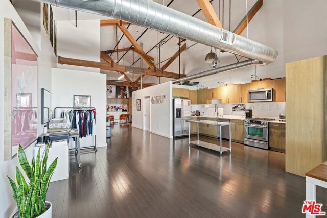 530 S Hewitt Street, Los Angeles CA: https://media.crmls.org/mediaz/dfb59e78-732a-4d49-9416-5db27e495321.jpg