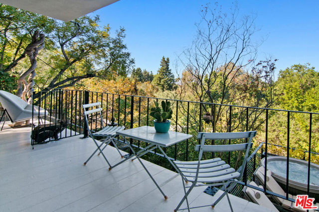 3631 Buena Park Drive, Studio City CA: https://media.crmls.org/mediaz/dfb61a79-a416-499c-95d8-2f67067a696d.jpg