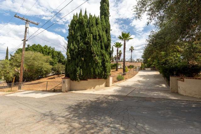 1339 Windsong Ln, Escondido CA: https://media.crmls.org/mediaz/dfb6d546-0751-4789-9cfd-50b00e9cfb38.jpg