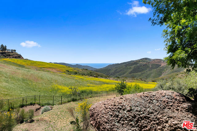12470 Yerba Buena Road, Malibu CA: https://media.crmls.org/mediaz/dfb76bc6-4927-4b15-be94-fa6a9fe324da.jpg