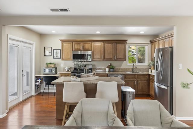 310 Bluff Wy, Oceanside CA: https://media.crmls.org/mediaz/dfb76e0d-699b-4f14-8c91-55e119f3d569.jpg