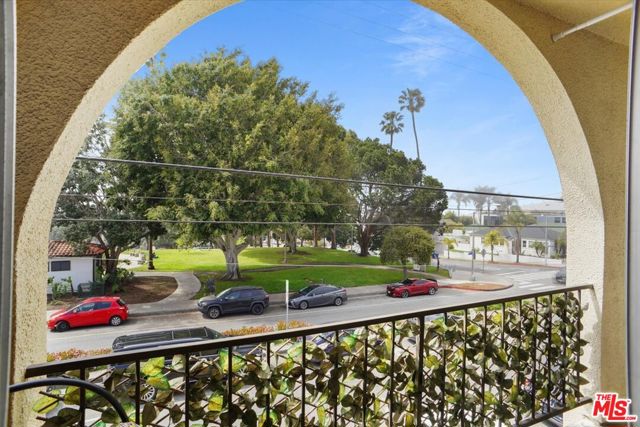 2311 4th Street, Santa Monica CA: https://media.crmls.org/mediaz/dfb7b6bf-5467-4dc5-a6fa-a4e5b0bb7d0d.jpg