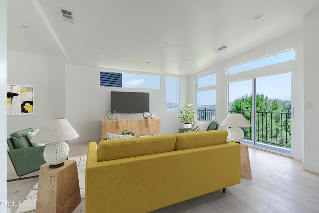 Detail Gallery Image 5 of 21 For 2409 Yorkshire Dr, Los Angeles,  CA 90065 - 3 Beds | 2/1 Baths