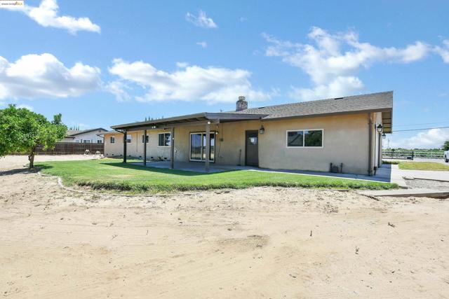 918 Carpenter Rd, Oakley CA: https://media.crmls.org/mediaz/dfba3cc2-ee18-46bd-a148-9f249ea7e20e.jpg