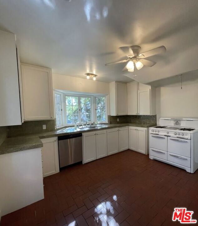 3116 Lake Hollywood Drive, Los Angeles CA: https://media.crmls.org/mediaz/dfba4248-81fe-4d89-acbe-ea2e82da2e96.jpg