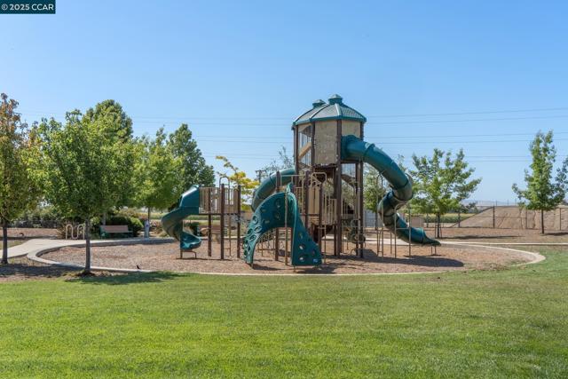 3075 Shiles Loop, Brentwood CA: https://media.crmls.org/mediaz/dfbc08cb-aadf-4d66-86ba-0fa849b1ce2d.jpg
