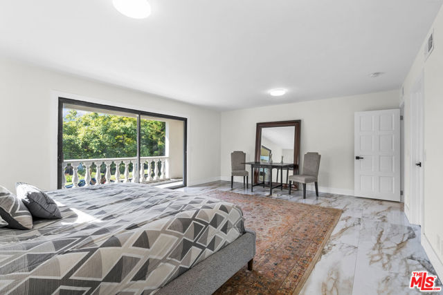 941 Yale Street, Santa Monica CA: https://media.crmls.org/mediaz/dfbc828a-89a7-44d1-9d6f-9e7dab5f2d39.jpg