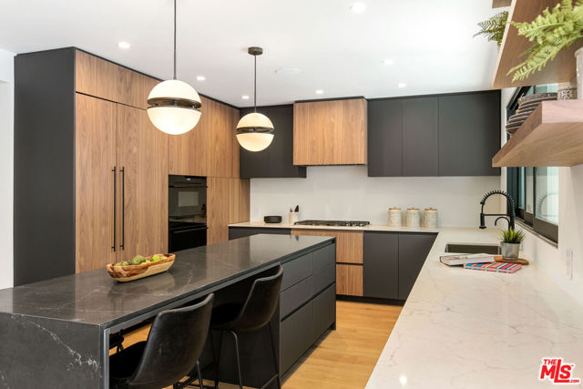 11428 Dona Lola Drive, Studio City CA: https://media.crmls.org/mediaz/dfbc8b91-6a08-42d3-9d9e-f08332f9eb3d.jpg