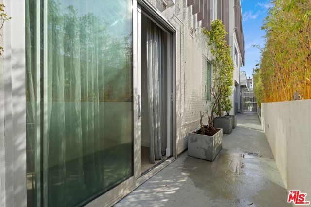 1345 Havenhurst Drive, West Hollywood CA: https://media.crmls.org/mediaz/dfbe5411-3d18-413a-b247-048f2e9404b3.jpg