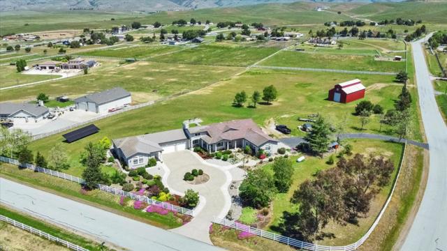 525 Heatherwood Estates Drive, Hollister CA: https://media.crmls.org/mediaz/dfbe7536-cf36-42a8-8734-fb8b1f48d4fb.jpg