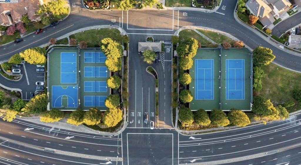 https://media.crmls.org/mediaz/dfc1b5f9-86d9-4a22-99b1-ab84cac13699.jpg?preset=X-Large