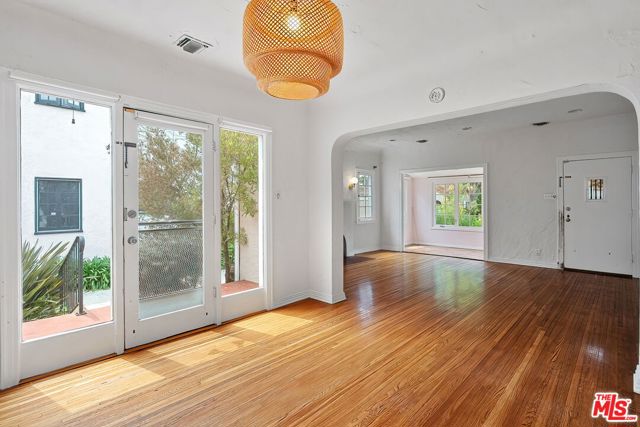 2558 Kelton Avenue, Los Angeles CA: https://media.crmls.org/mediaz/dfc3344b-6d9d-440f-ba24-0decb3577cc1.jpg