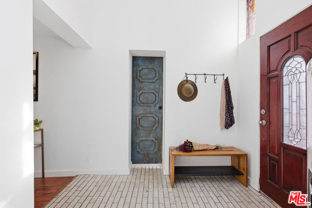 19511 Sunken Trail, Topanga CA: https://media.crmls.org/mediaz/dfc3c5cc-1068-4a4b-91d2-b8e4bca807d0.jpg