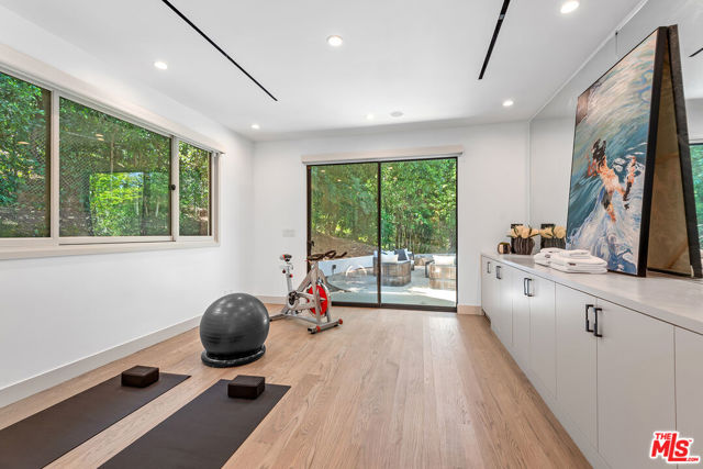 15941 Skytop Road, Encino CA: https://media.crmls.org/mediaz/dfc3cc6f-f5ab-4f56-a339-75dda9c58598.jpg