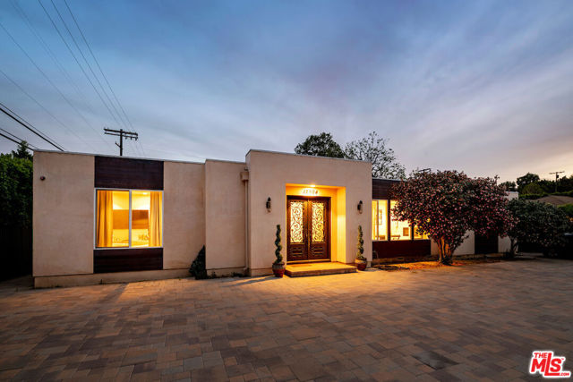 12504 Kling Street, Studio City CA: https://media.crmls.org/mediaz/dfc44e8e-da70-4e0c-83fd-f51efc9d351a.jpg