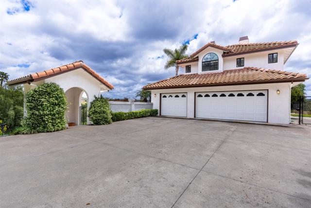 4514 La Canada, Fallbrook CA: https://media.crmls.org/mediaz/dfc4bbf9-5f3a-462c-bf01-ba95a5f1b2e3.jpg