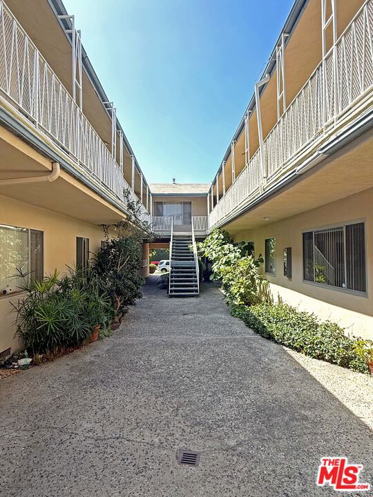3760 Jasmine Avenue photo 4