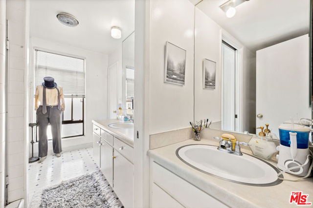 10396 Almayo Avenue, Los Angeles CA: https://media.crmls.org/mediaz/dfc4dcd3-d818-48ee-9099-b4d8de8173e1.jpg