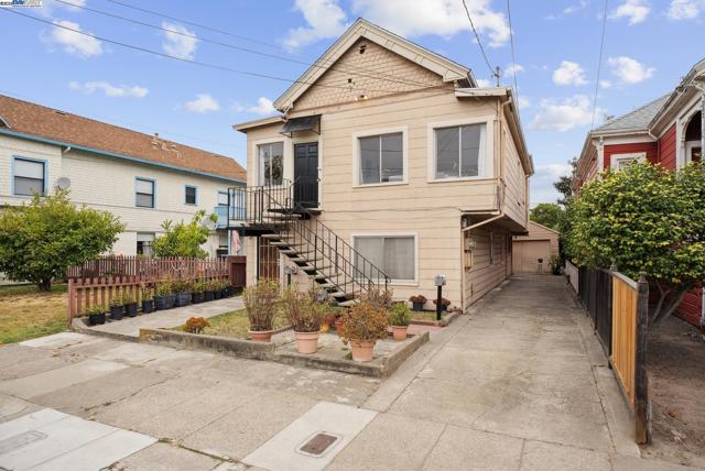 1805 Eagle Ave, Alameda CA: https://media.crmls.org/mediaz/dfc4e179-b205-475a-a6cb-81e93f03c51f.jpg