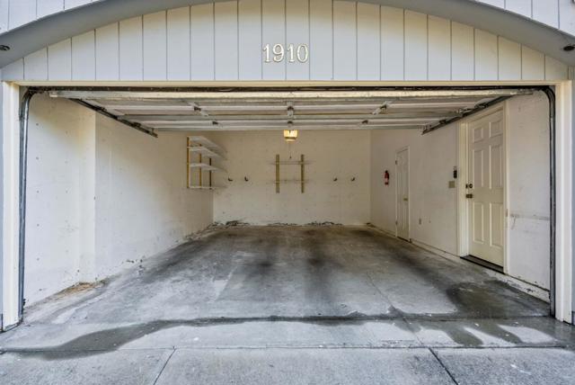 1910 Arrowhead Drive, Oakland CA: https://media.crmls.org/mediaz/dfc5a22e-7d44-497e-8281-b4e46995c095.jpg