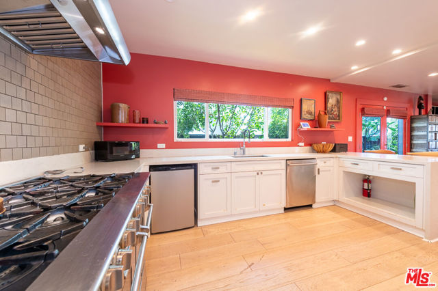 1207 Poinsettia Drive, West Hollywood CA: https://media.crmls.org/mediaz/dfc723d3-1ce0-45c1-9e33-12085d12243d.jpg