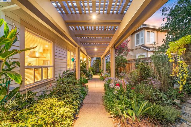 444 Cabonia Ct, Pleasanton CA: https://media.crmls.org/mediaz/dfc88ae0-ed54-4ef4-b02d-566469ea4f62.jpg
